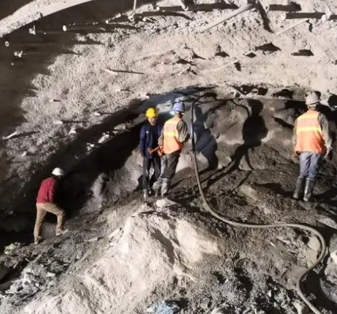 曲松隧道拱顶带模注浆料，微膨胀注浆料的特点及施工工艺